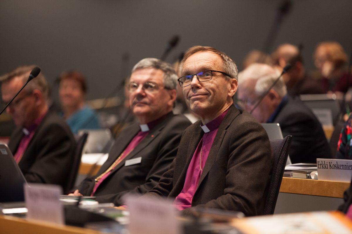 Piispa Björn Vikström ei suostunut allekirjoittamaan perustevaliokunnan mietintöä, joka vastusti kirkollisen avioliiton avaamista samaa sukupuolta oleville pareille. Kuva on kirkolliskokouksesta viime syksyltä.